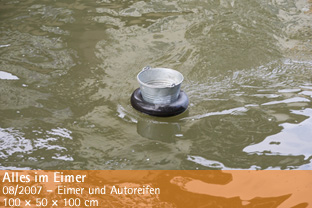 Alles im Eimer – 03/2002 – Eimer, Autoreifen – 100 × 50 × 100 cm