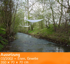 Aussetzung – 03/2002 – Eisen, Gewebe – 350 × 70 × 70 cm