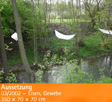 Aussetzung – 03/2002 – Eisen, Gewebe – 350 × 70 × 70 cm